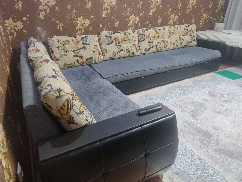 Угловой диван, 4 метра в отличном состоянии