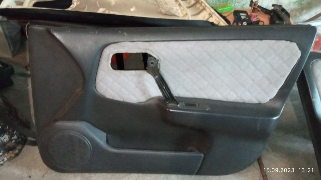 Продам обшивку дверей на Nissan primera p11