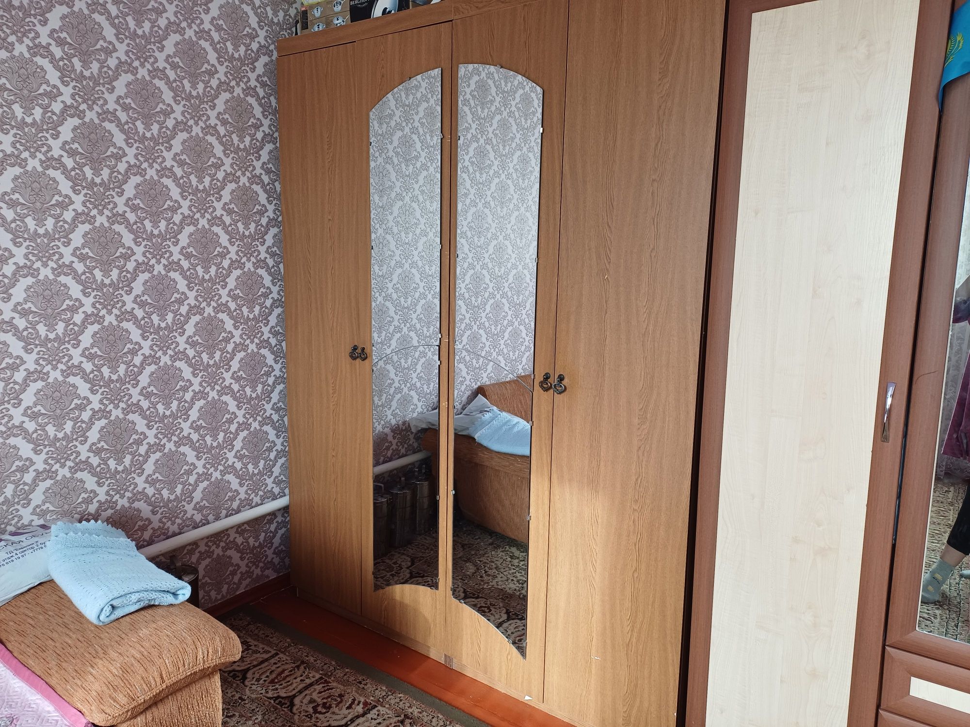 Срочно .Шкафы,спальные кроватьи