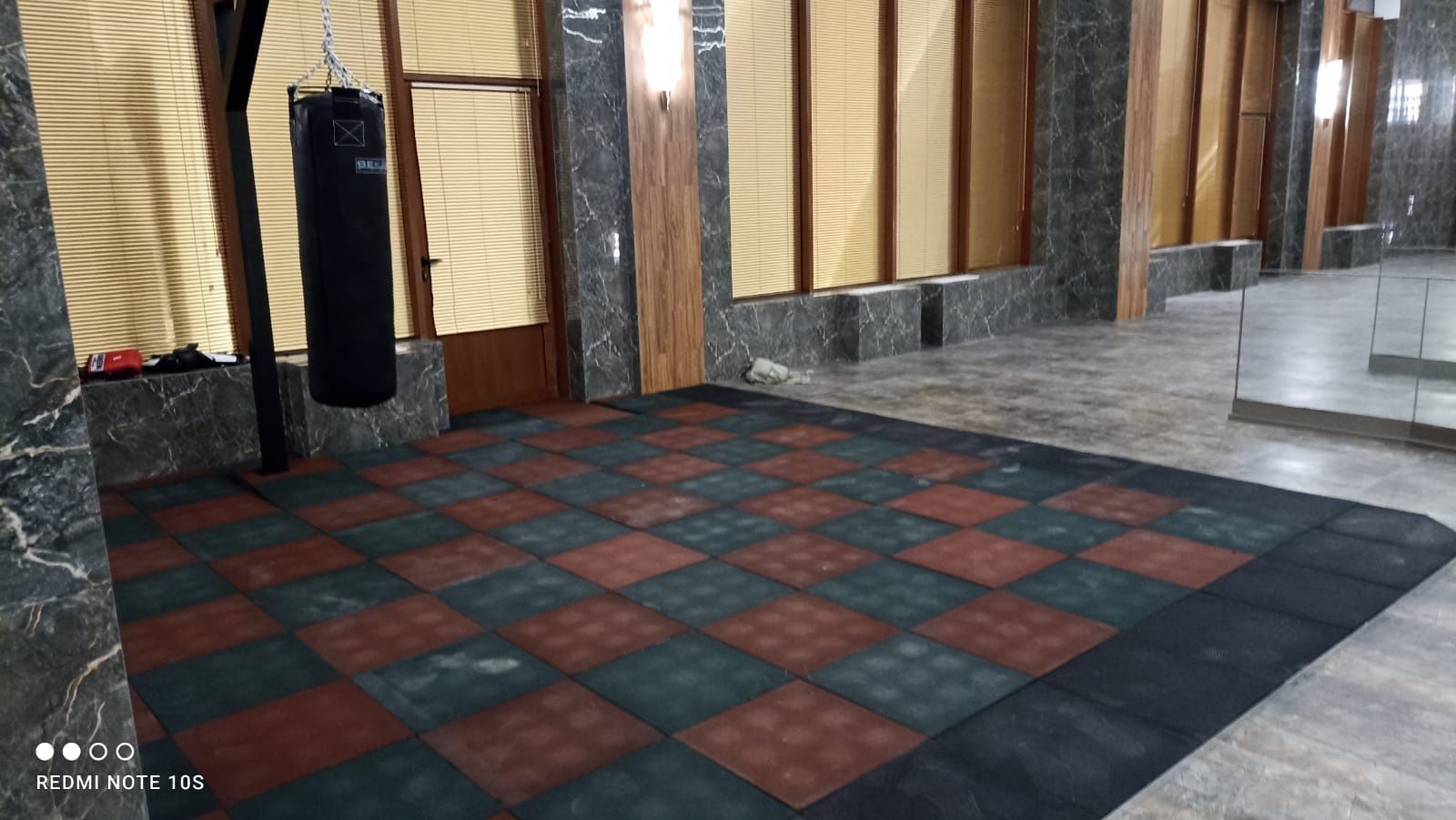 Производство резиновой плитки,резиновая плитка и двухкомпонентный клей