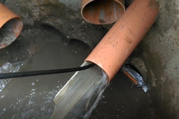 Чистка канализационных труб с гидродинамическими аппаратом Сантехник