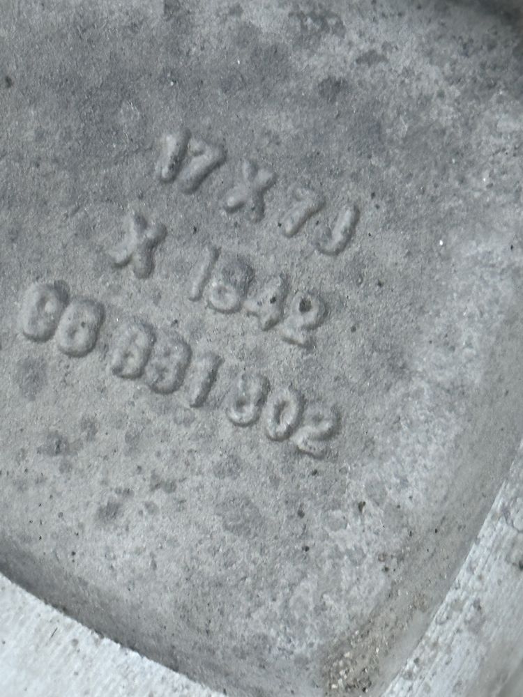 Продам колеса размер 17.резина два баллона хороших а два без шипов .