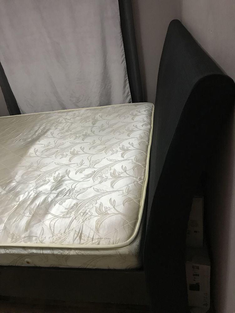 Кровать двуспальная с матрасом!