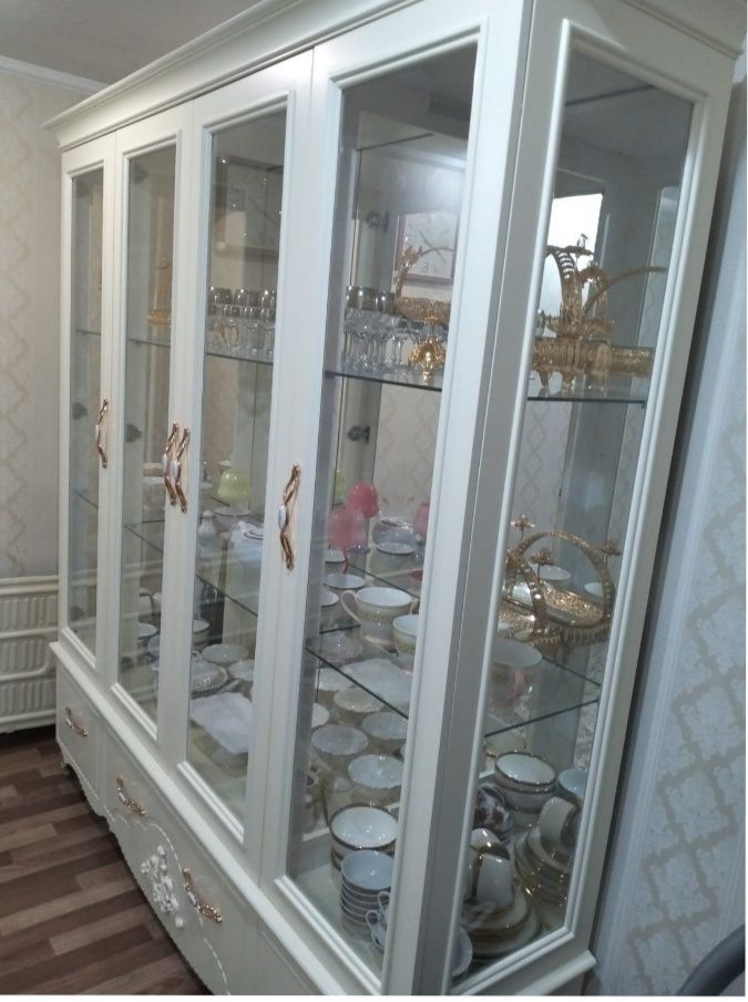 Продам сервант в гостиную.