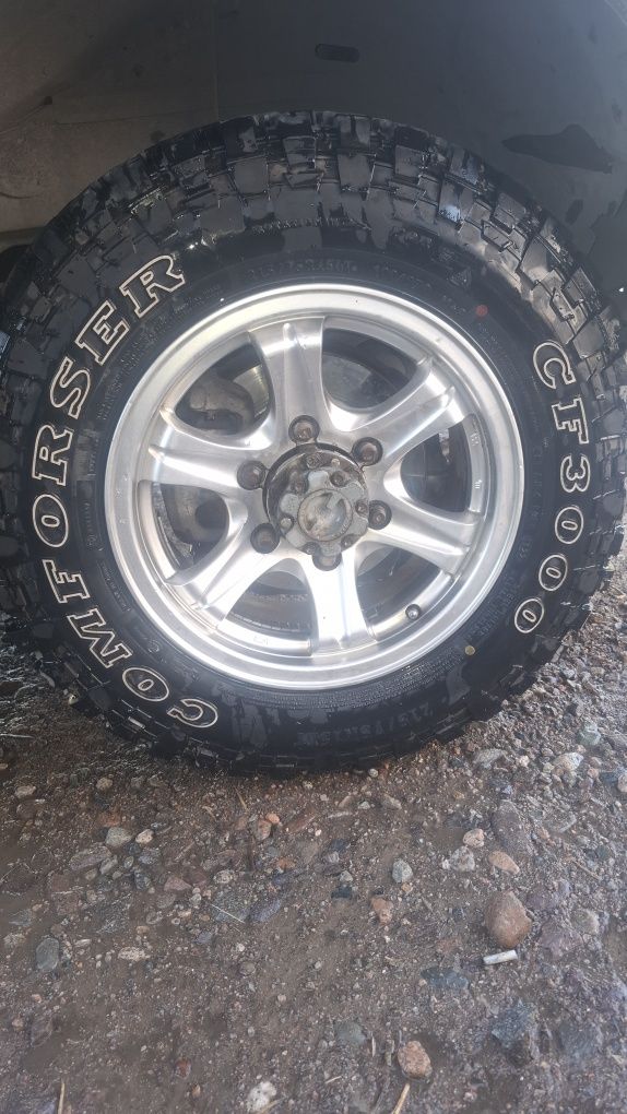 Продаю резины месте с дисками б/у оригинал Япония  215/75/R15 LT