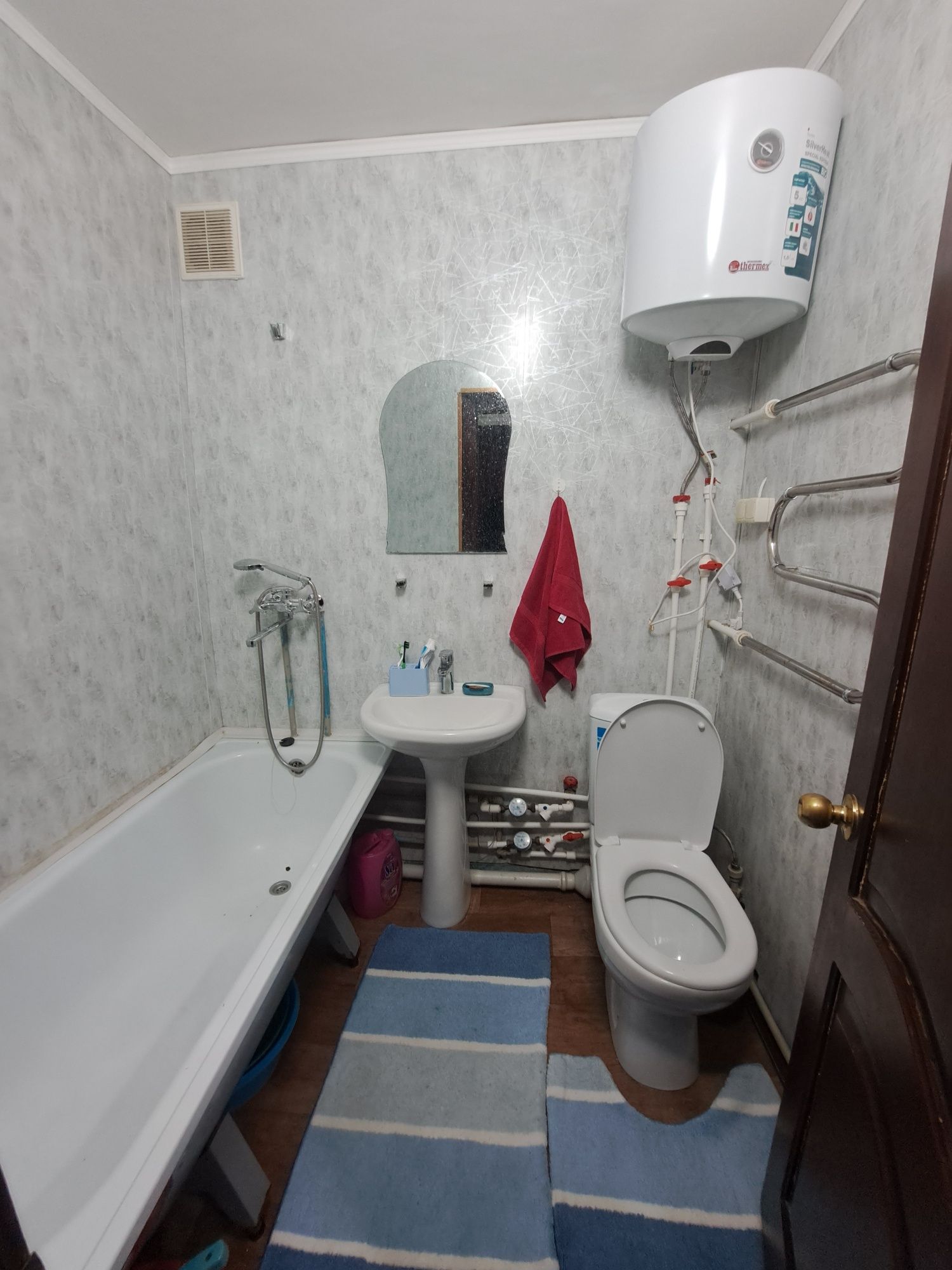 Продаём двухкомнатную квартиру возле "Пассажа "