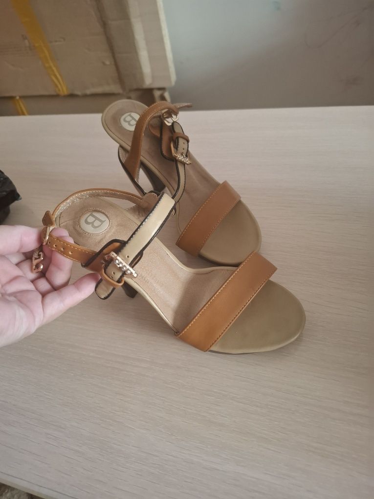 Продам женские босоножки