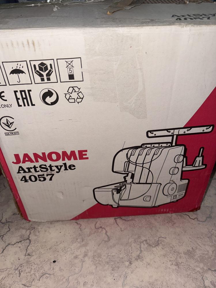 Продаю оверлок Janome