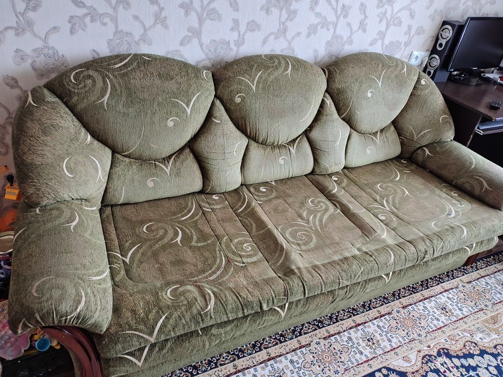 Продам диван в удовлетворительном состоянии.