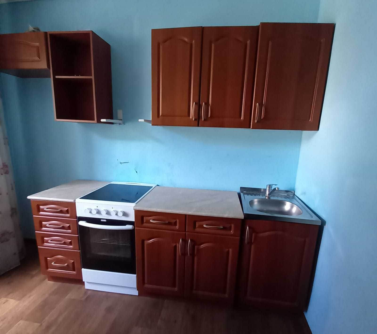 Продам  кухонный гарнитур в отличном состоянии.