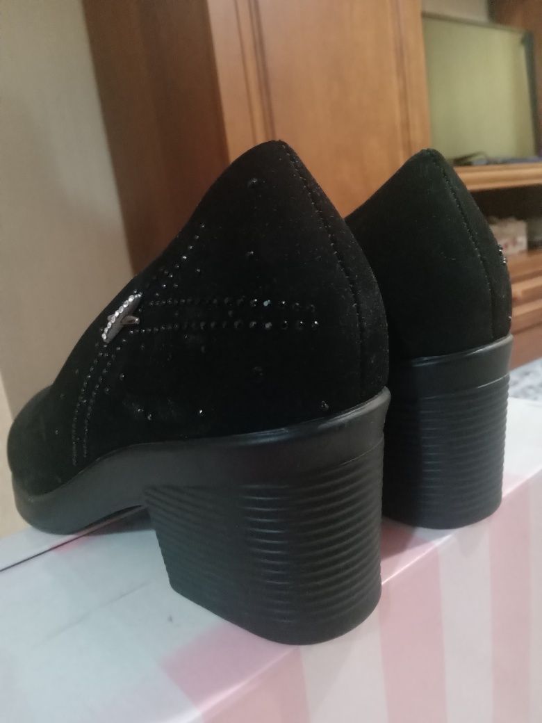 Продам новые женские туфли