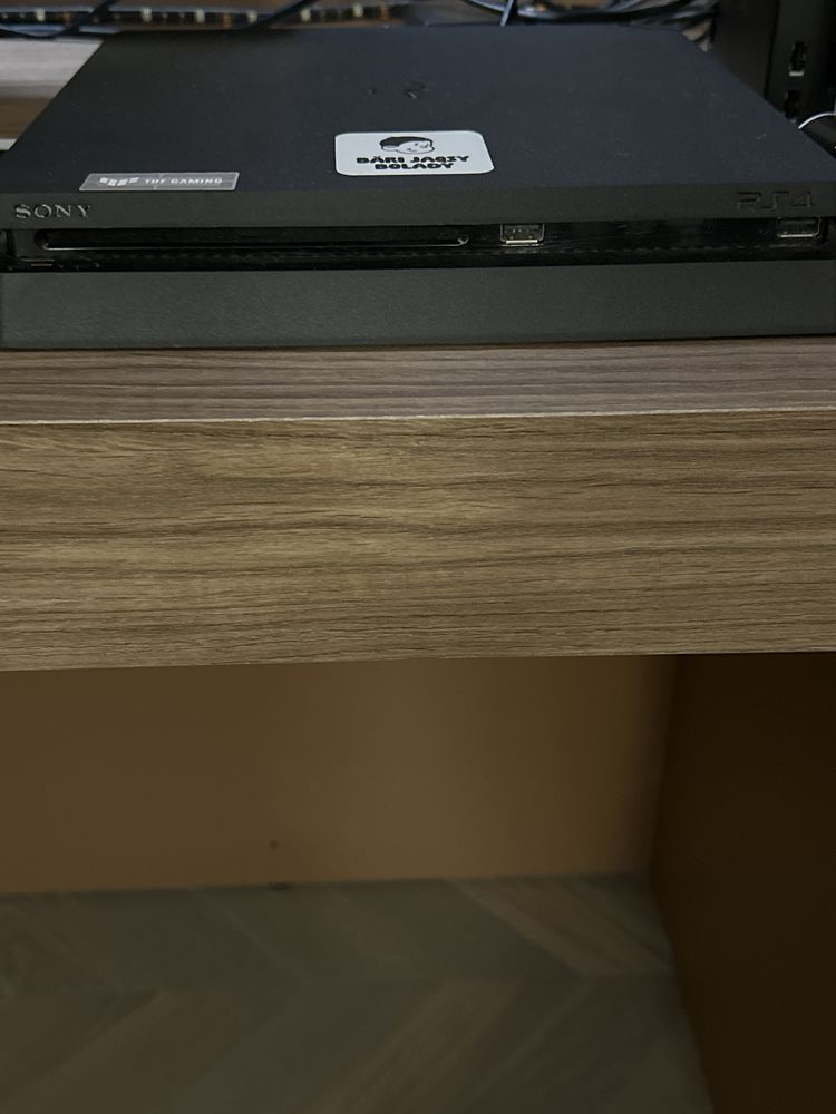 продам идеальный ps4 pro с 12 играми и 2 джостиками