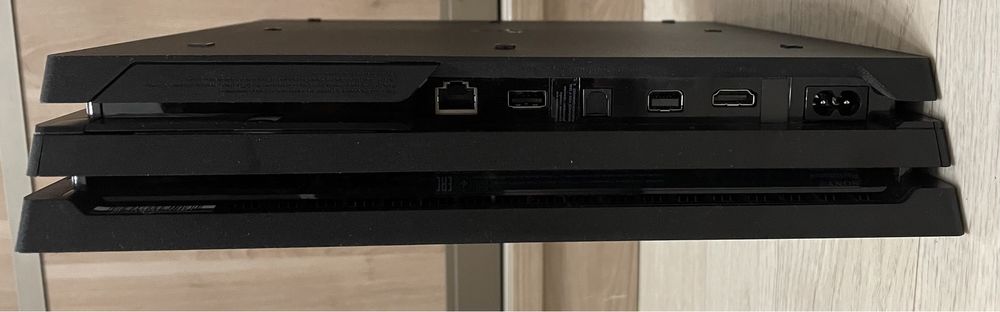 PlayStation 4 PRO (1000гб) , + 4 игры