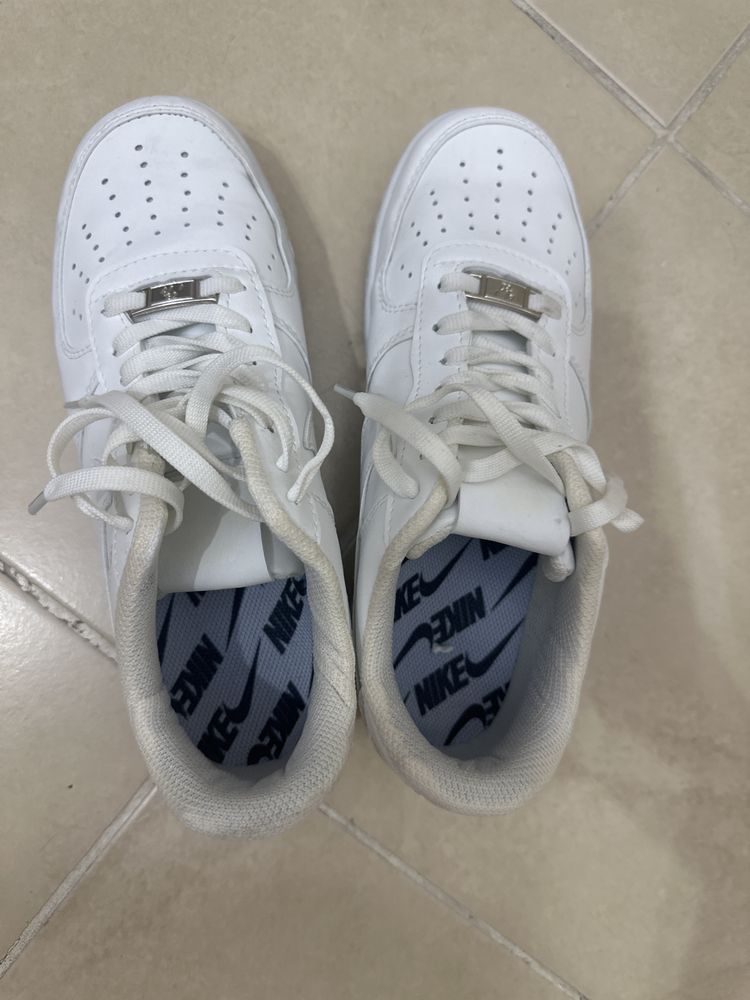 Белые кроссовки nike