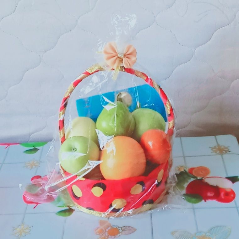 Новогодние Подарочные корзины с фруктами и сладостими и  цены разные