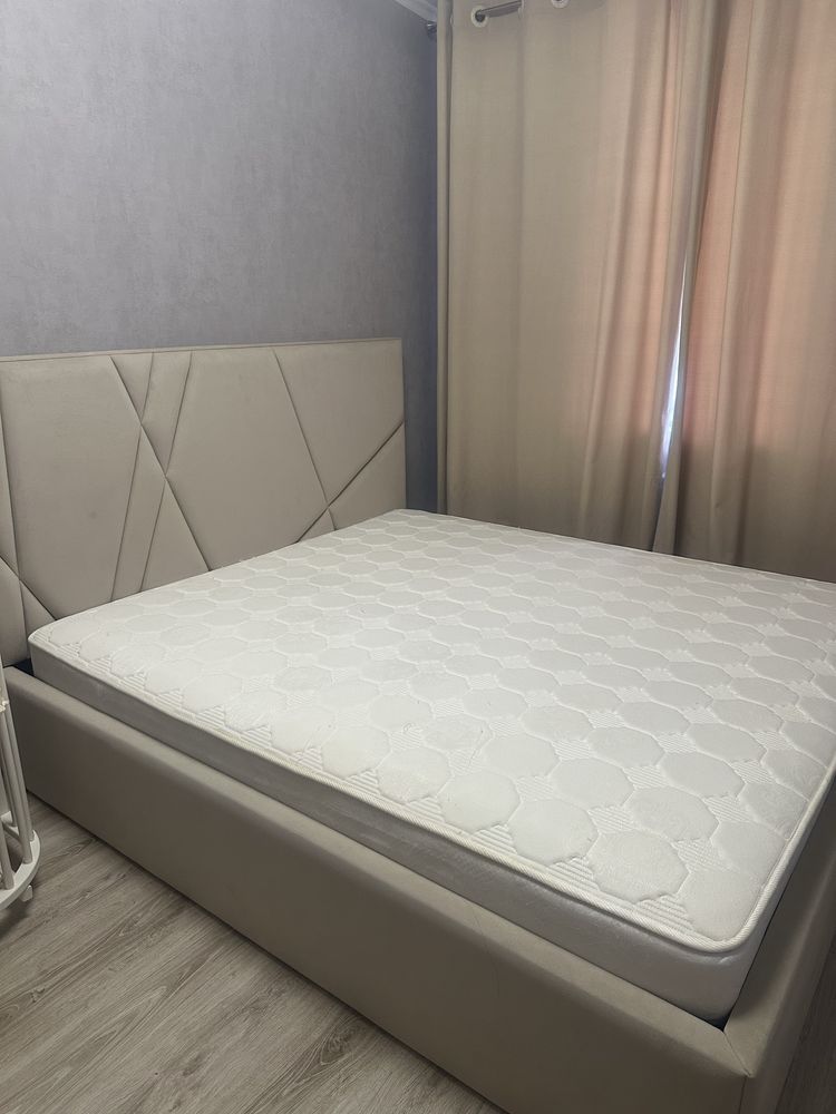 Кровать с матрасом 180*200 большая просторная