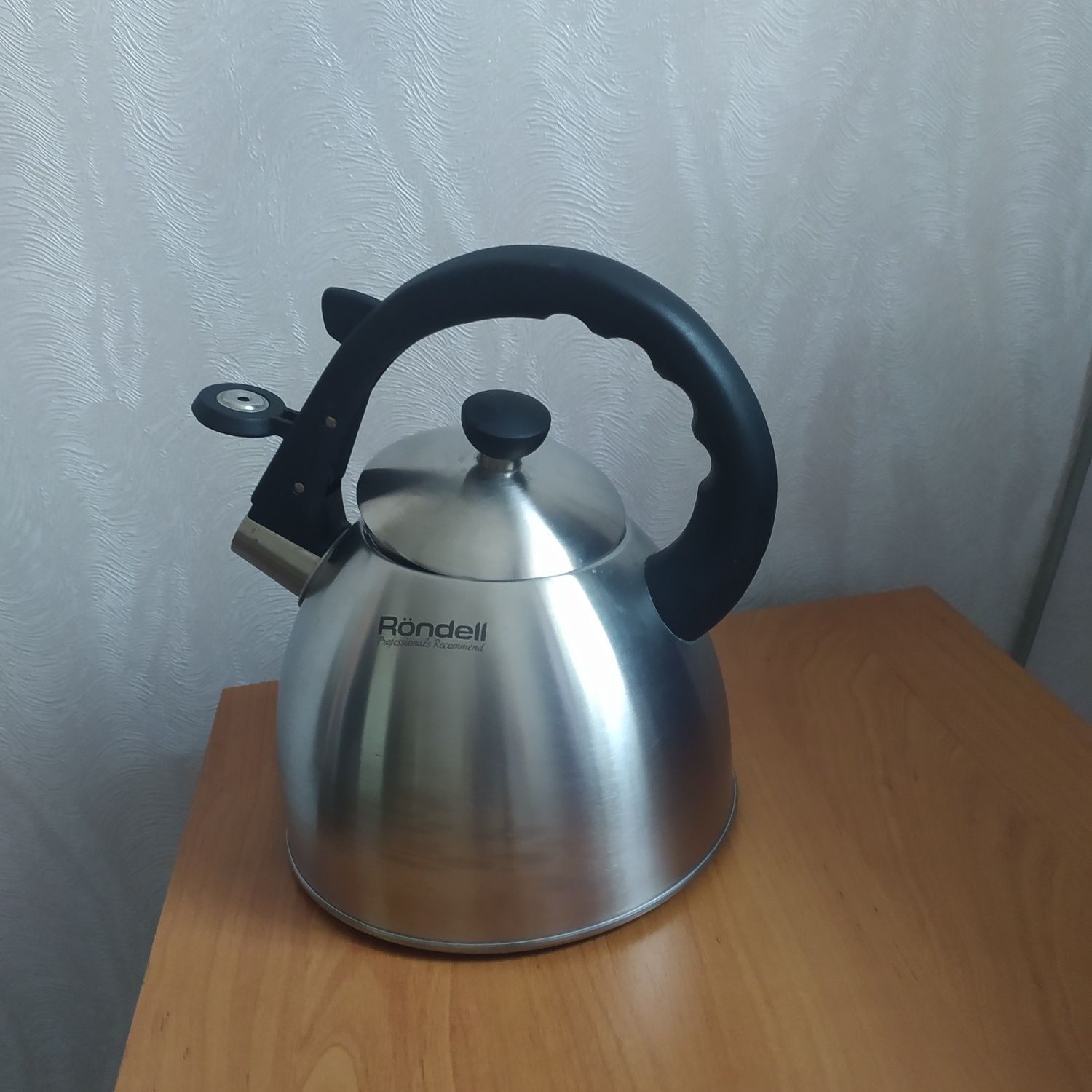 Продам чайники  разные.