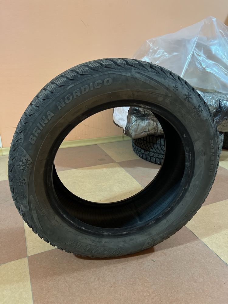 Продам зимние шины 205/55R16