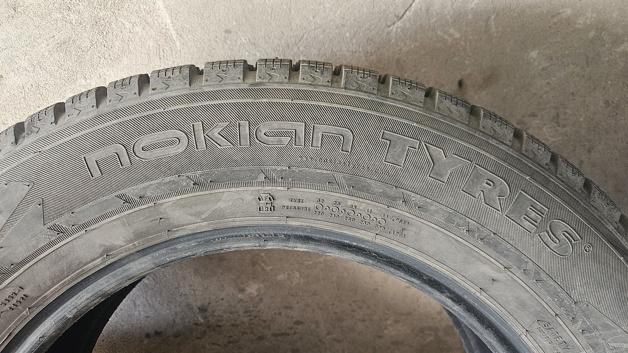Продам шины зимние шипованные Nokian хорошем состоянии