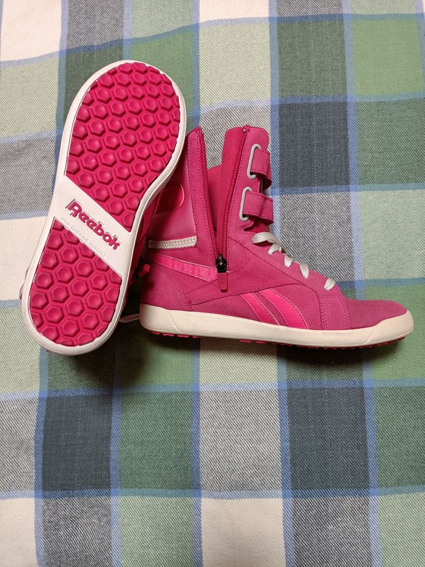 Продам новые зимние кроссовки Reebok