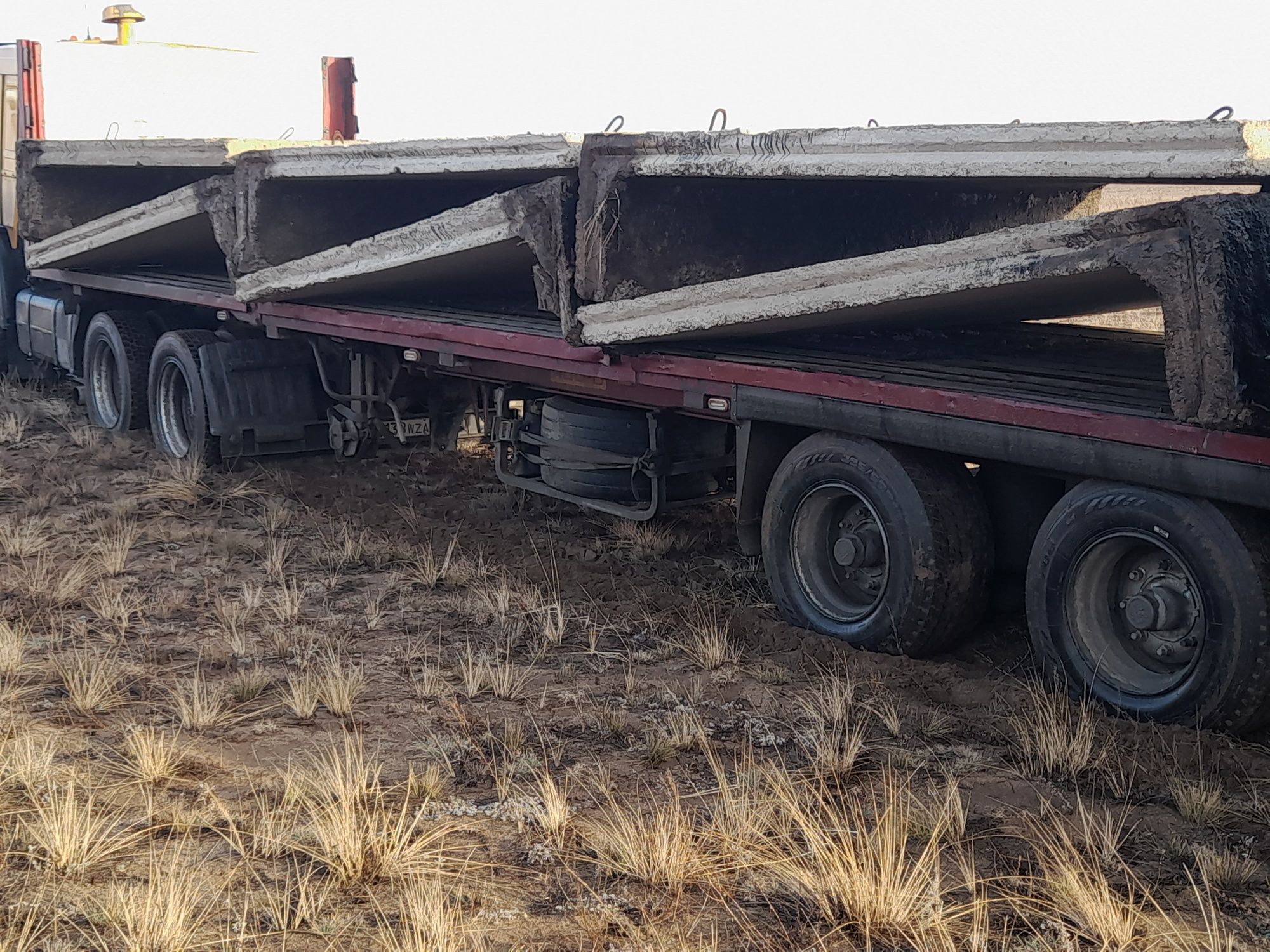 Продам плиты на ограждения 3.,×3  с  стаканами. В большом объёме.