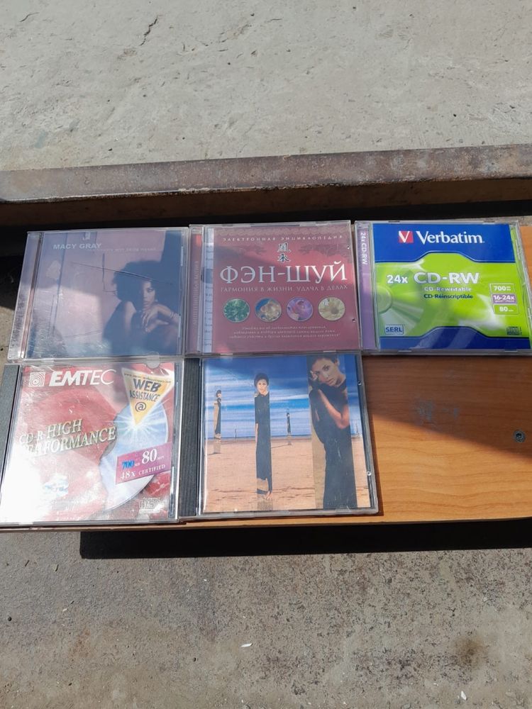 Диски DVD и кассеты VHS