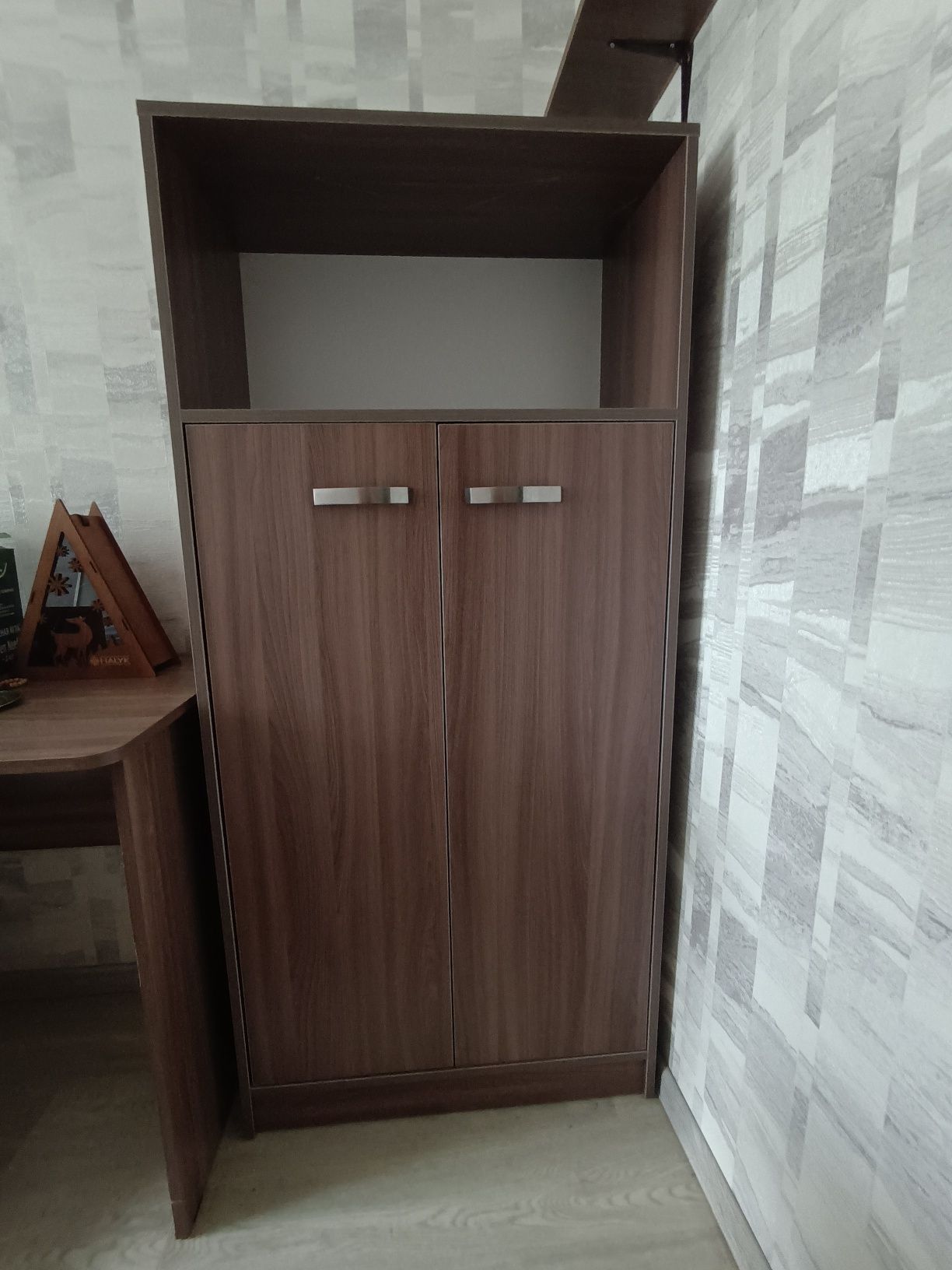 Продам шкаф и письменный стол