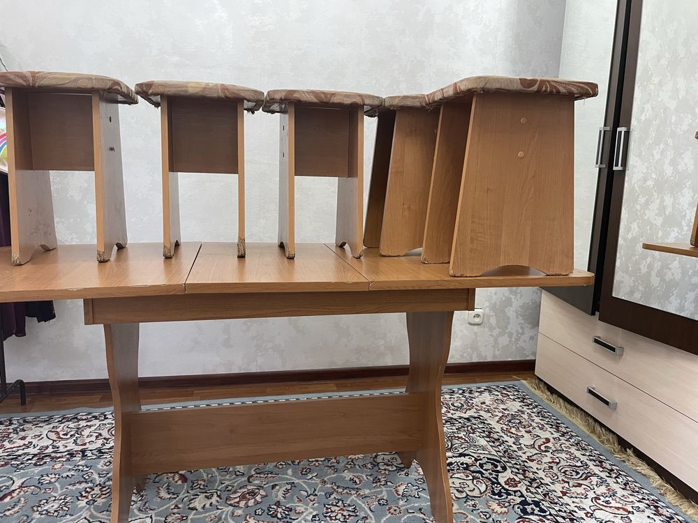 Продается стол раздвижной и 5 стульев