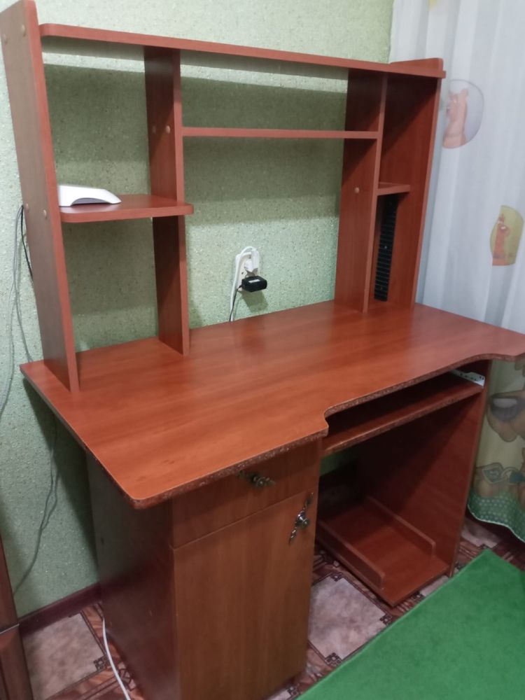 Продаю компьютерный стол