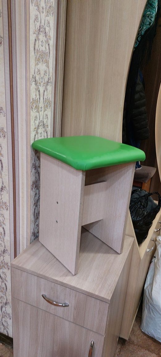 продам табуретки кухонные .