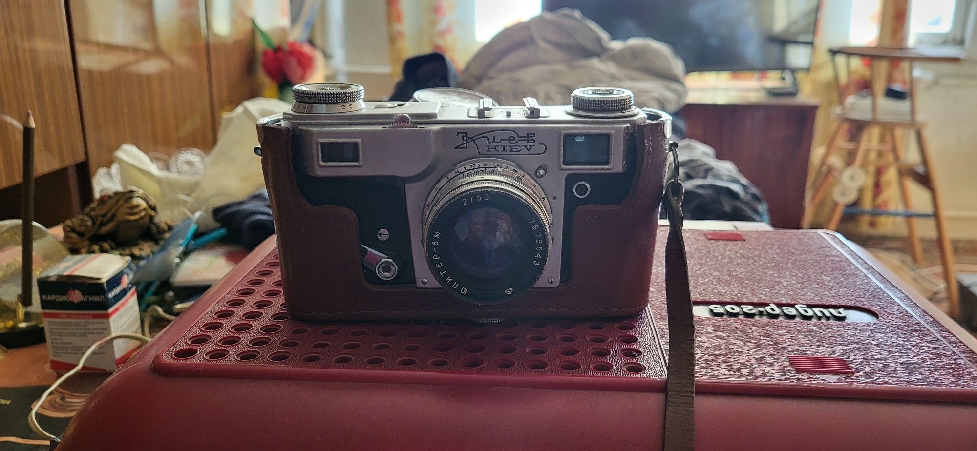 Продам проигрыватели фотоаппарат и монеты