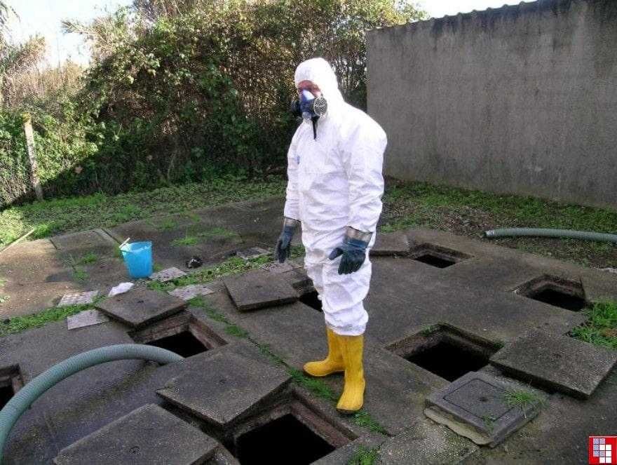 Ручная чистка септиков.