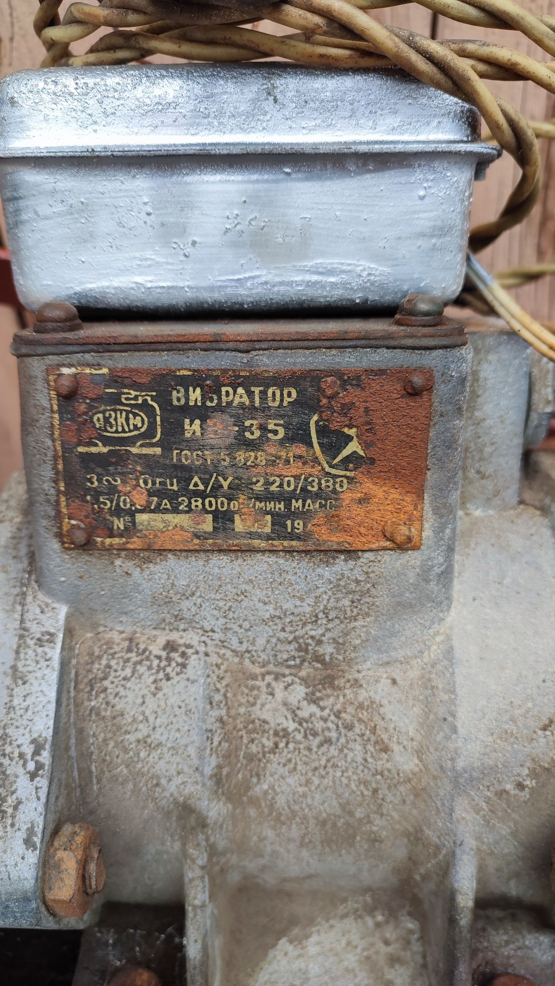 Продам наждак, б/у. В отличном состоянии. С набором точильных камней.