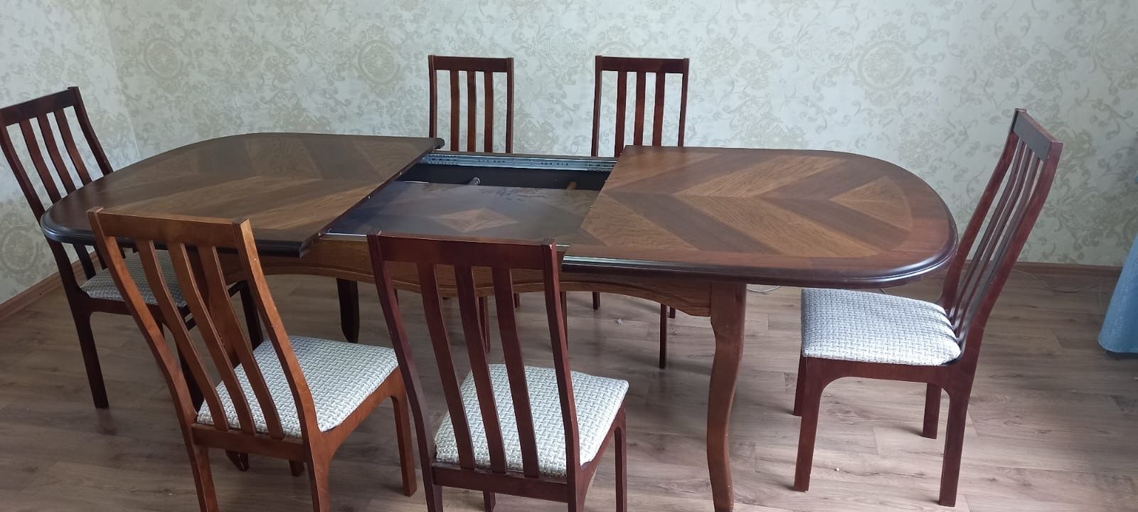 Продам гостиный стол со стульями