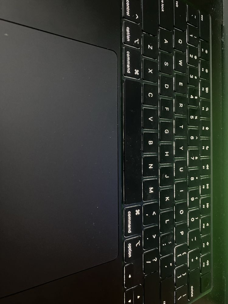 Продам MacBook Air m2 15’