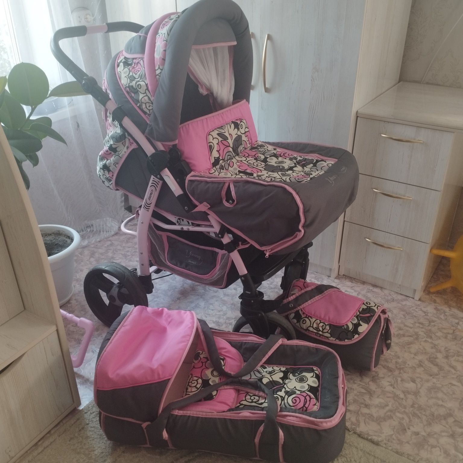 Продам коляску Зима -Лето фирмы Adamex