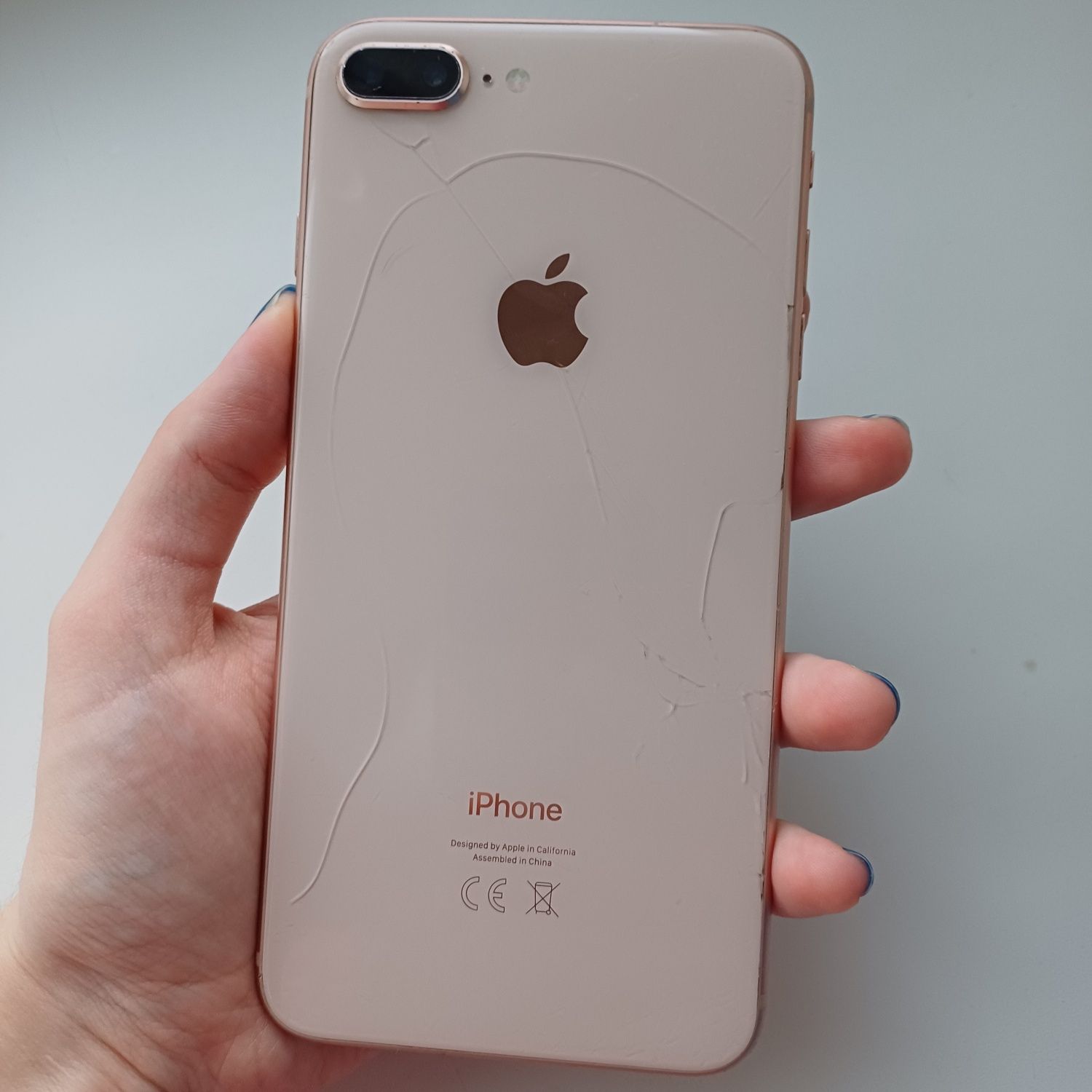 Продам Iphone 8 Plus розового цвета