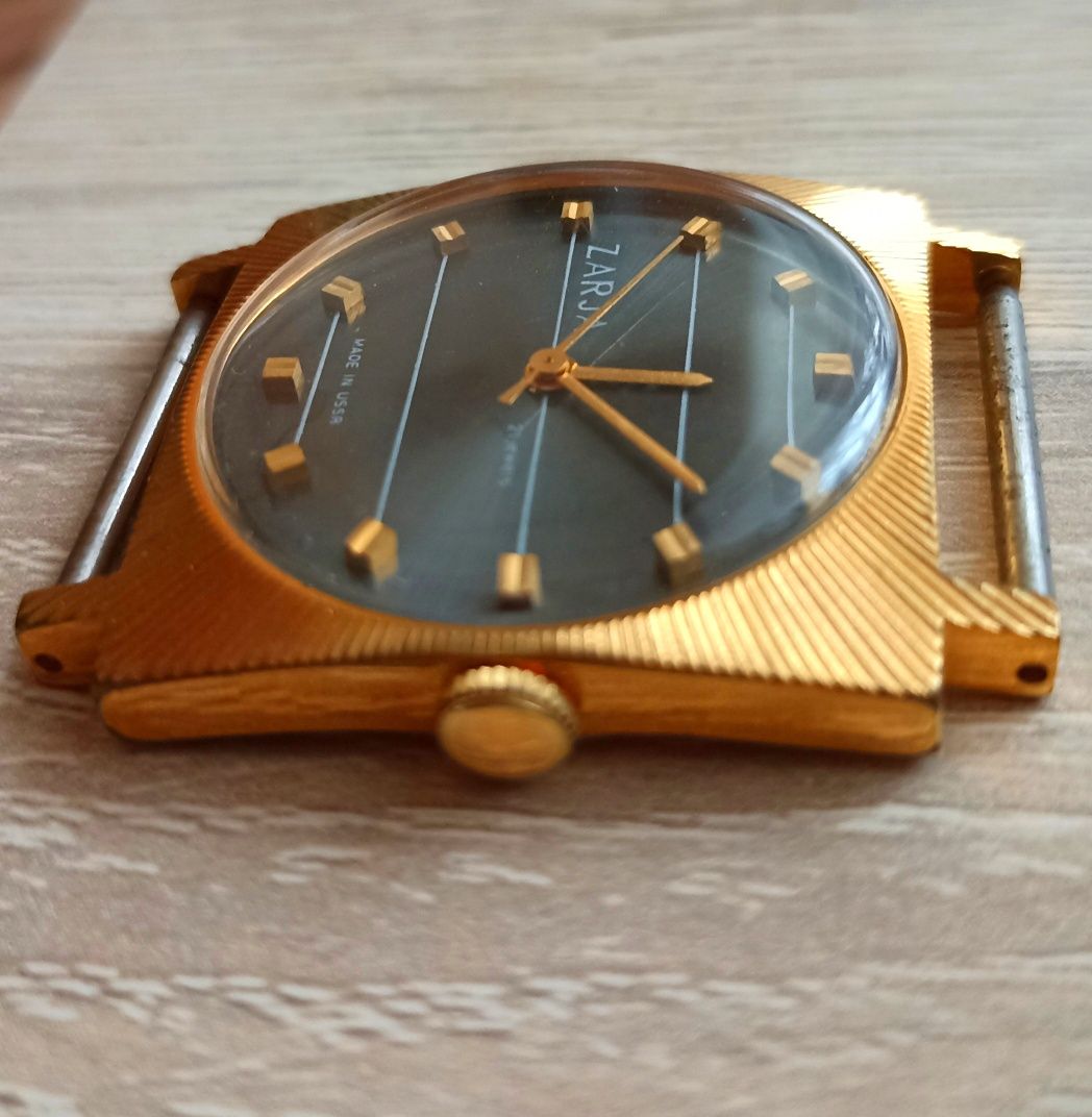Продам часы Заря, мужские, винтаж, наручные, советские, механические.