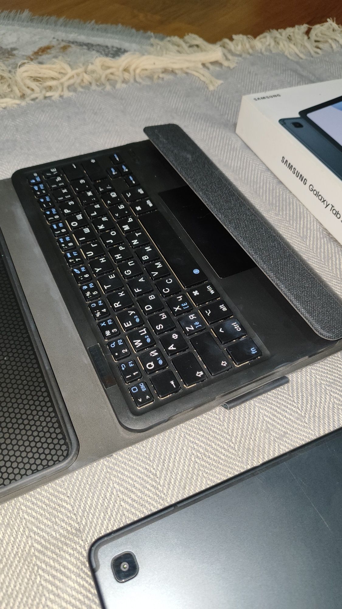 Планшет  Samsung Galaxy Tab S6 Lite 64 Гб чехлами, клавиатурой, мышкой