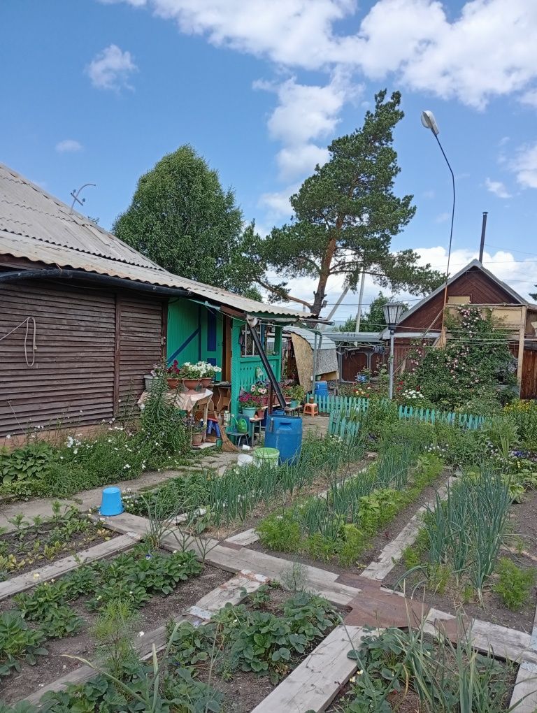 Дом деревянный с участком гаражом баней