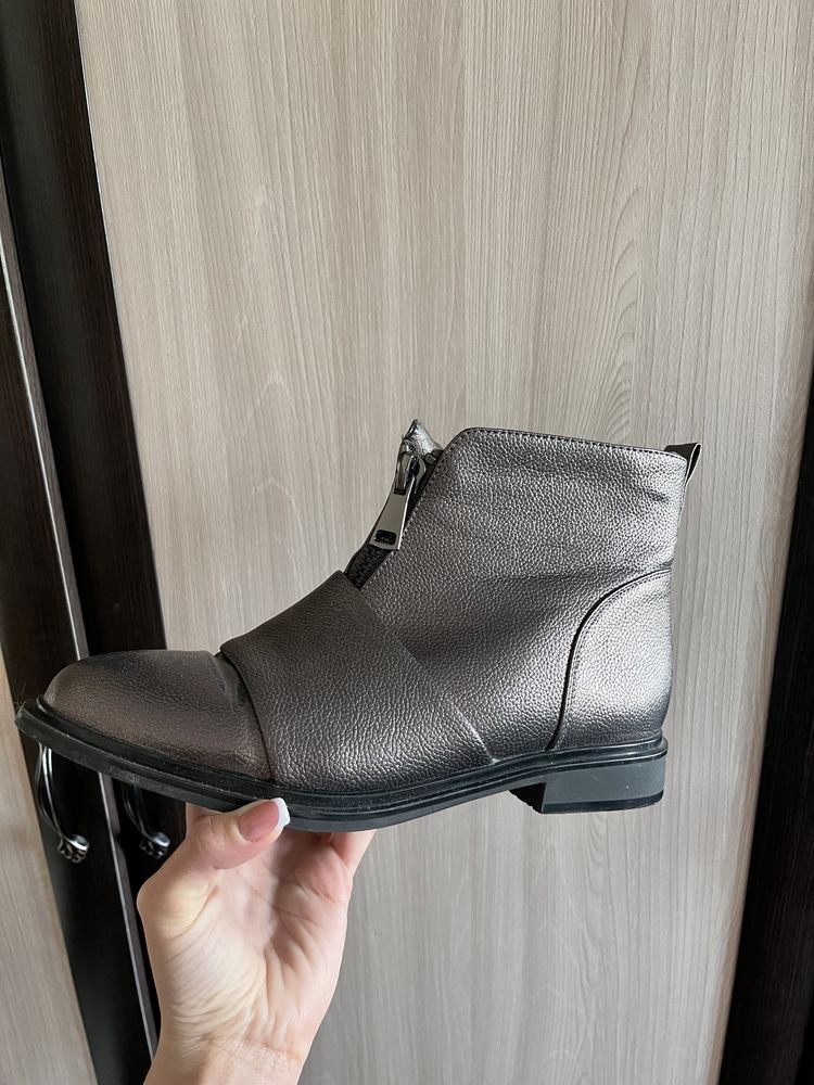 Продам ботинки женские