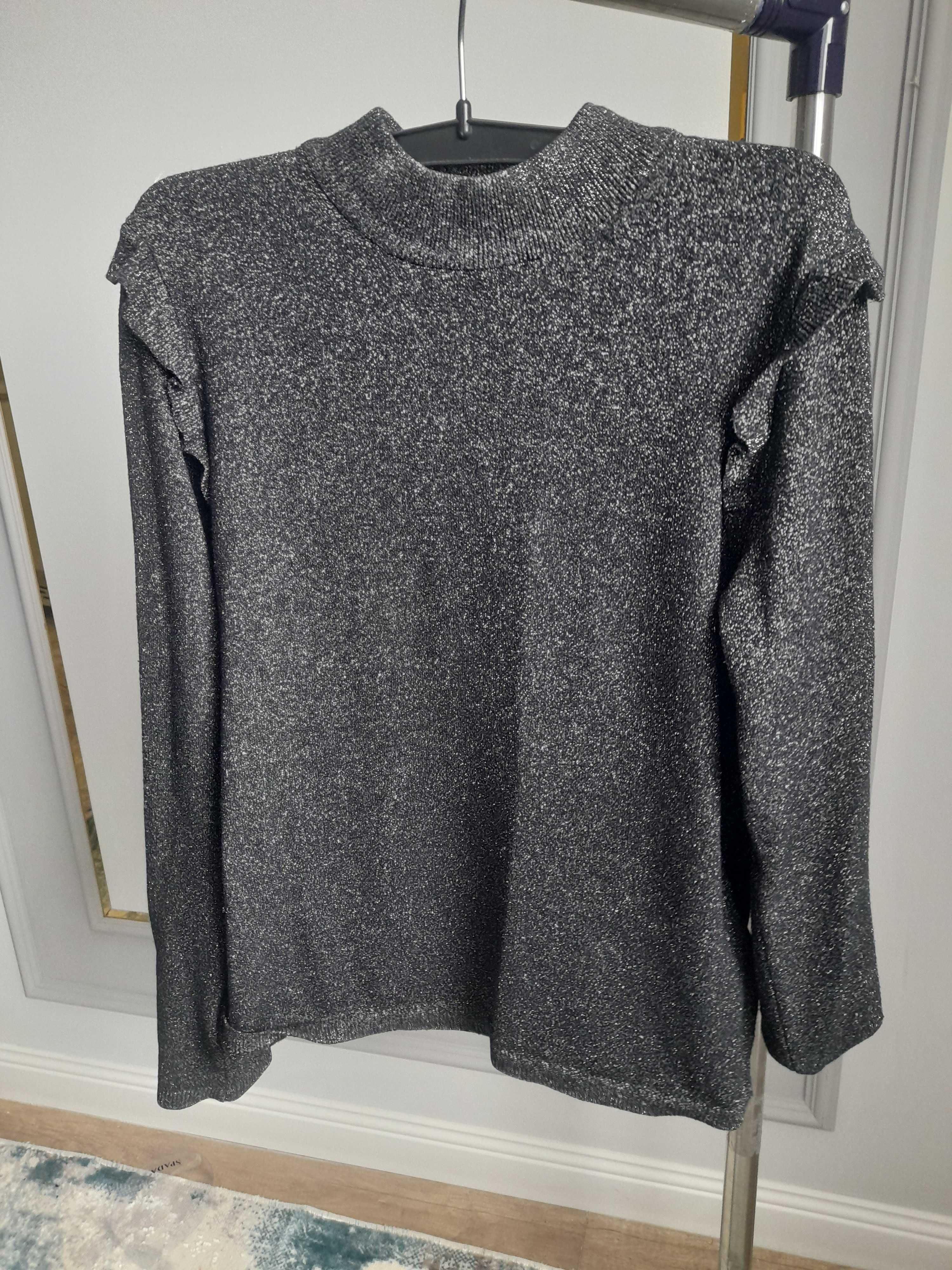 Легкий и слегка блестящий свитер от Massimo Dutti