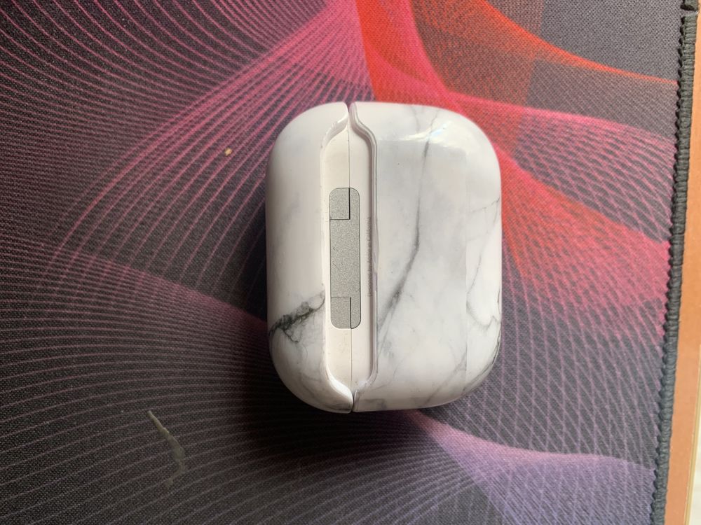 Air pods pro кейс и правый наушник с чехлом продам срочно