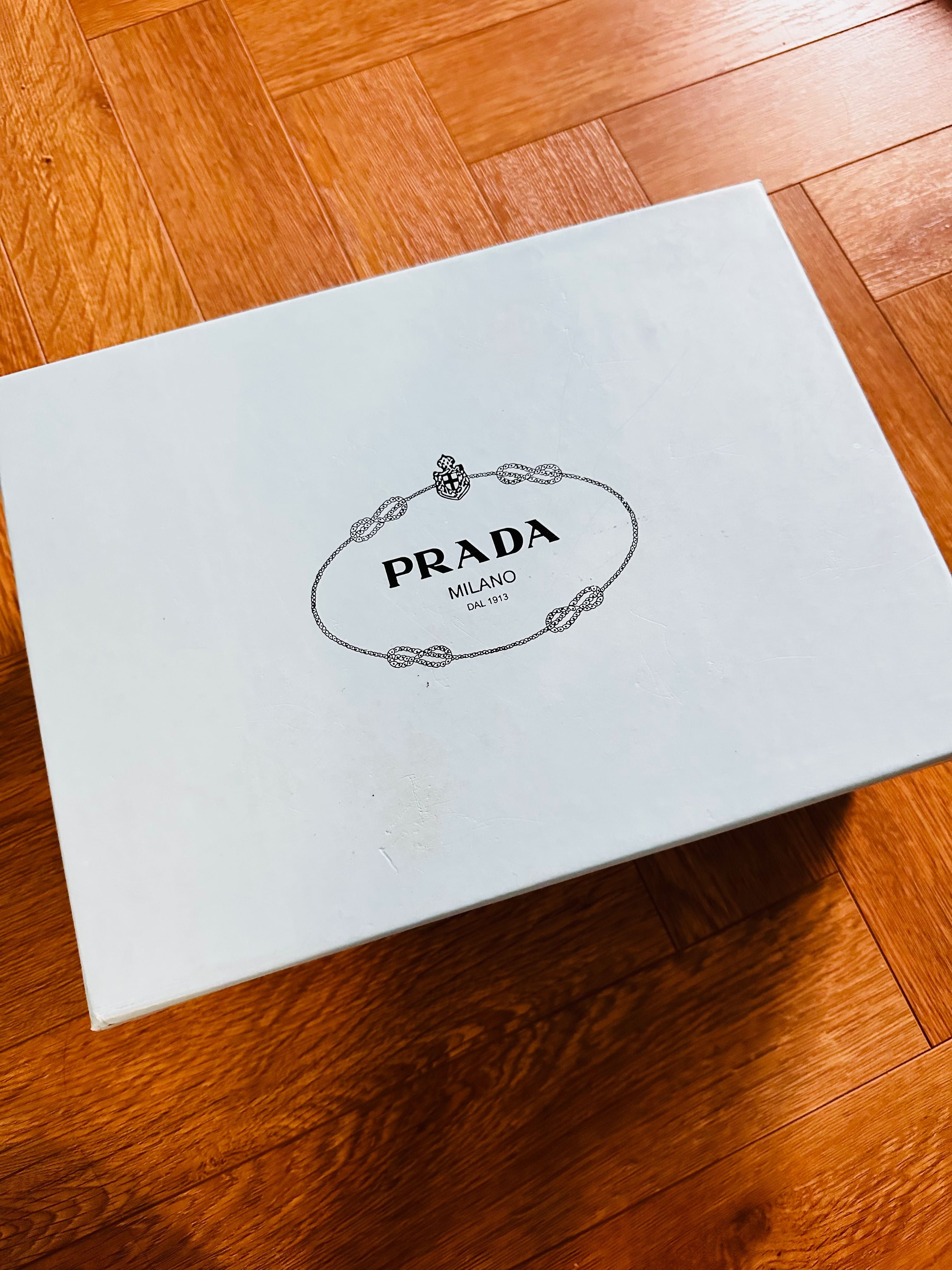 Белые Лоферы под prada