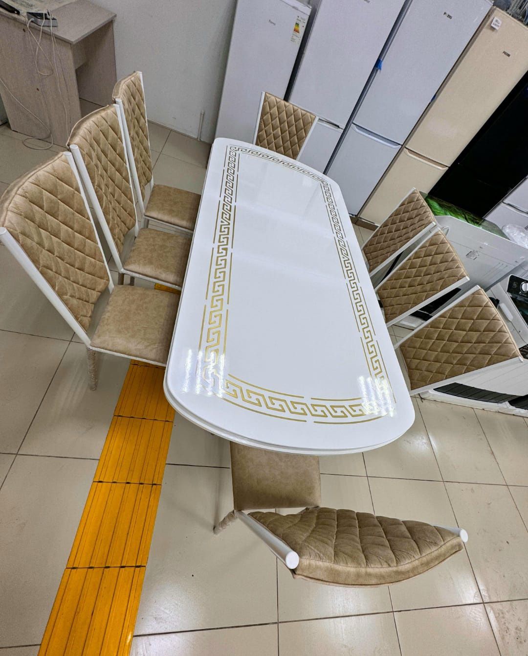 Столы гостиные и кухонные