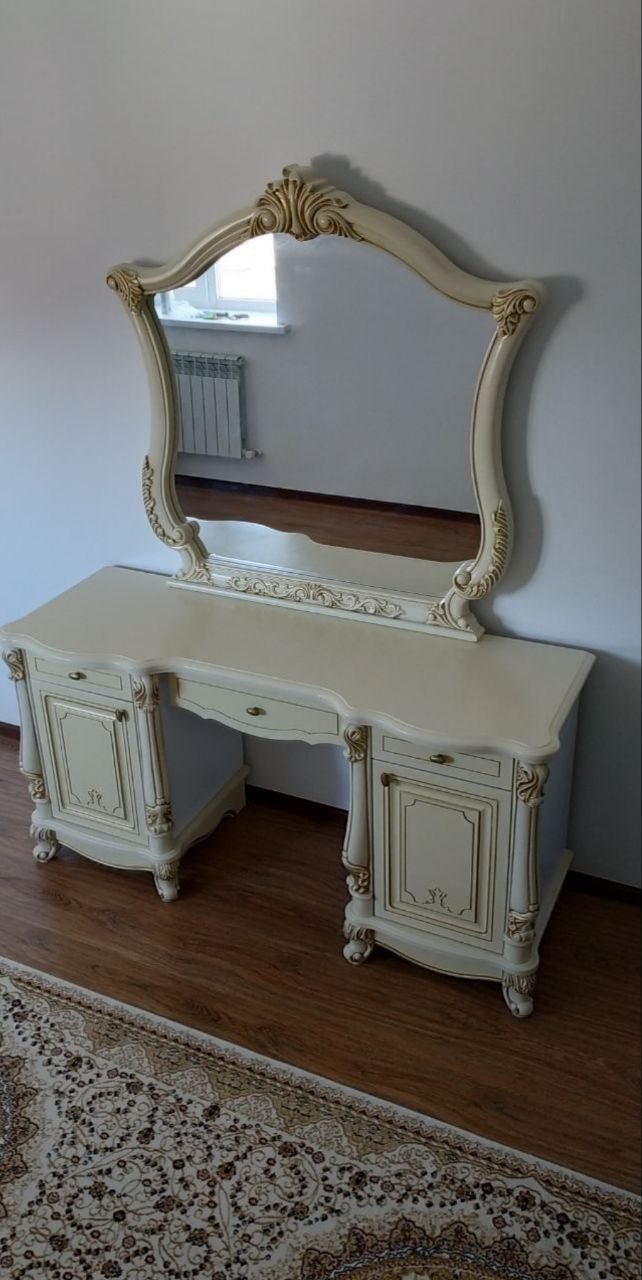Мебель в отличном состоянии
В комплекте шкаф, кровать king size, туал