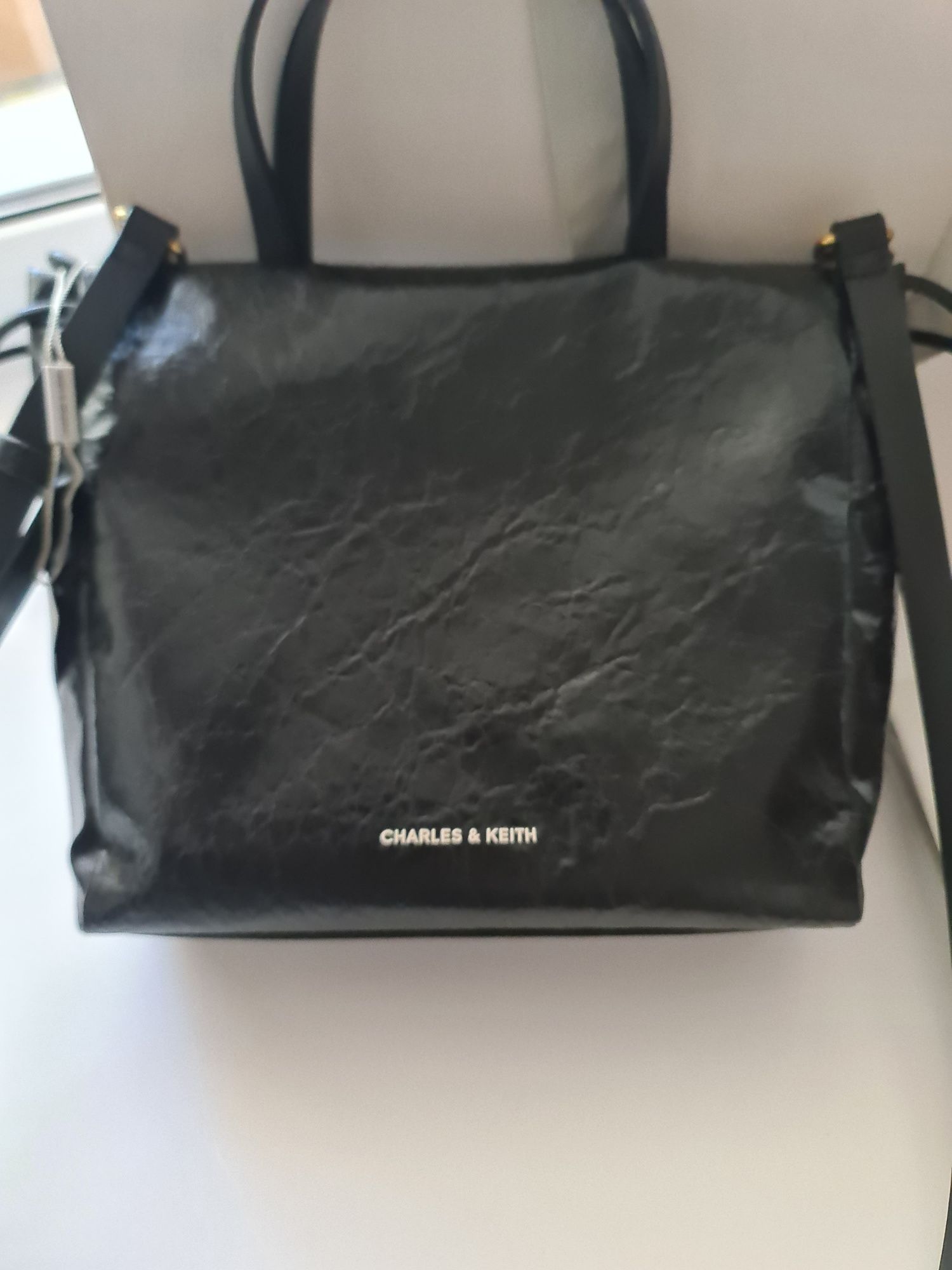 Продам сумочку Charles&Keith