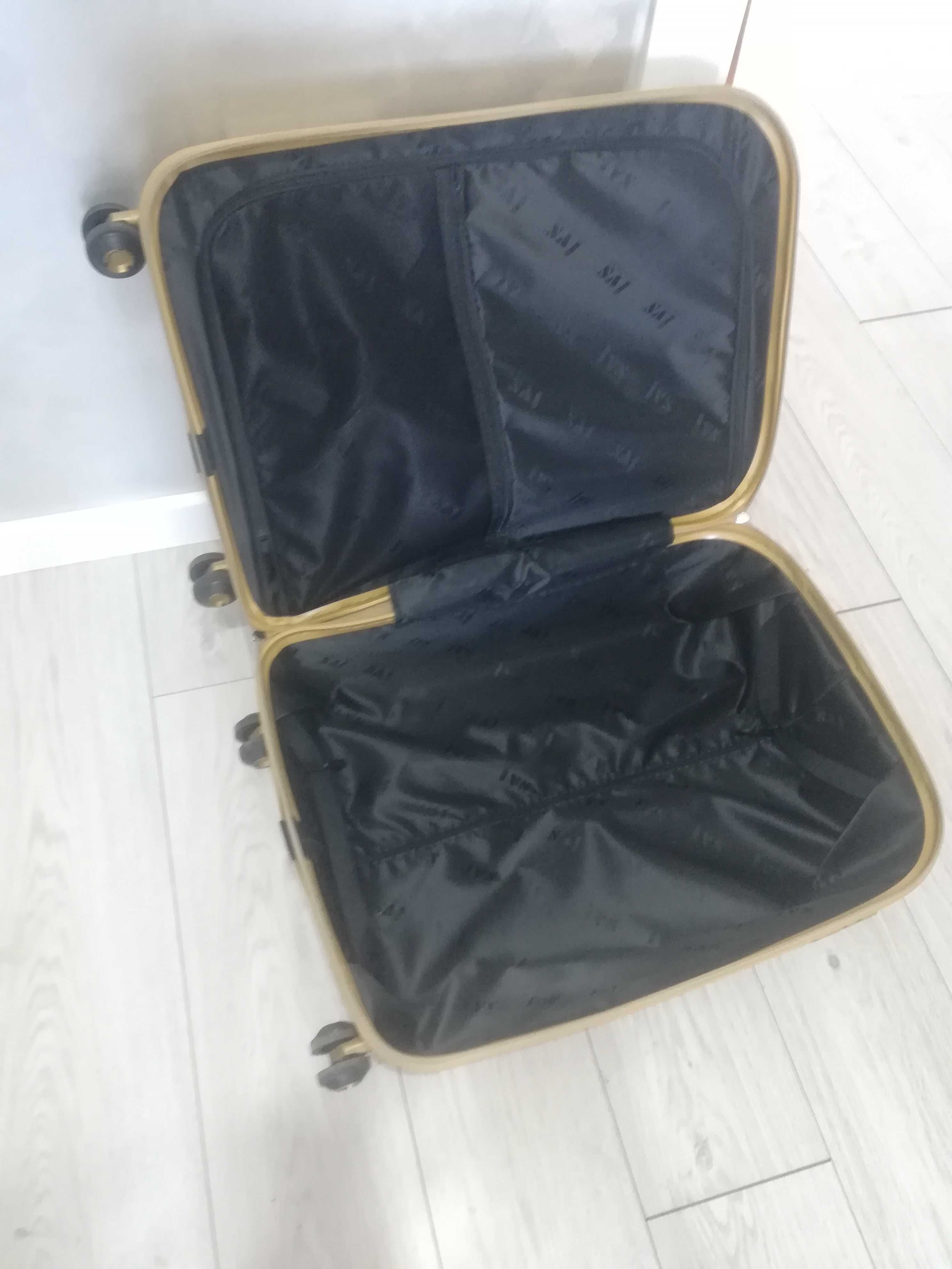 Продам чемодан с колесиками