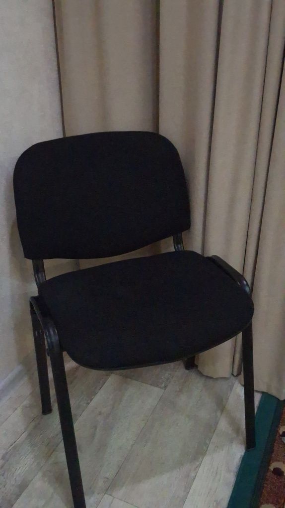 Продам офисные стулья.