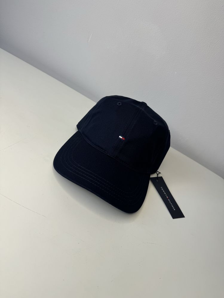 Кепки от Tommy Hilfiger, Armani Exchange